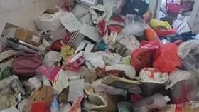 婦人三套房屋堆滿廢棄物，垃圾從屋內湧出，最終累積達30公噸，由當地政府動員清運。（圖／翻攝自新聞坊）