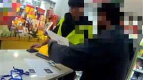 蘆洲警方在超商發現莊姓男子剪裁假工作證及合約書，循線再逮捕楊姓面交車手並起獲19萬餘元贓款。（圖／翻攝畫面）