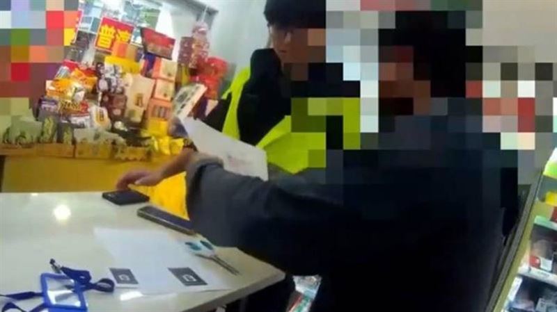 蘆洲警方在超商發現莊姓男子剪裁假工作證及合約書，循線再逮捕楊姓面交車手並起獲19萬餘元贓款。（圖／翻攝畫面）