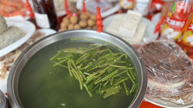準備空心菜水、豆腐就是告訴好兄弟好姊妹，吃完就可以上路，晚到的可以外帶。（圖／翻攝畫面）