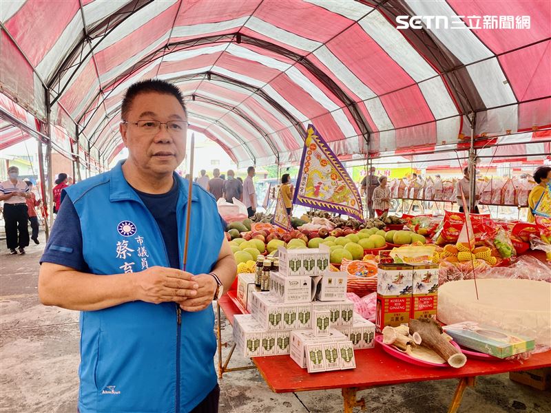 今天中元普度，國際靈學專家邱妙真提醒，拜拜時一定要加一句「各歸其位」，避免好兄弟賴著不走。（圖／蔡育輝提供）
