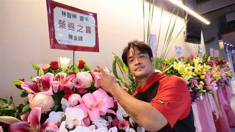 林智勝與陳金鋒贈送的花籃合照。（圖／味全龍提供）
