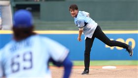 阪神虎名將能見篤史來台開球。（圖／富邦悍將提供） 