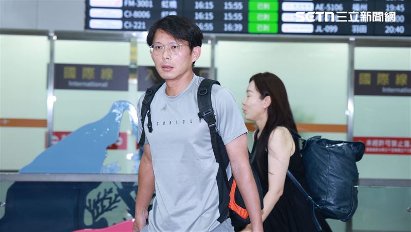 黃國昌現身松山機場。（圖／記者鄭孟晃攝影）