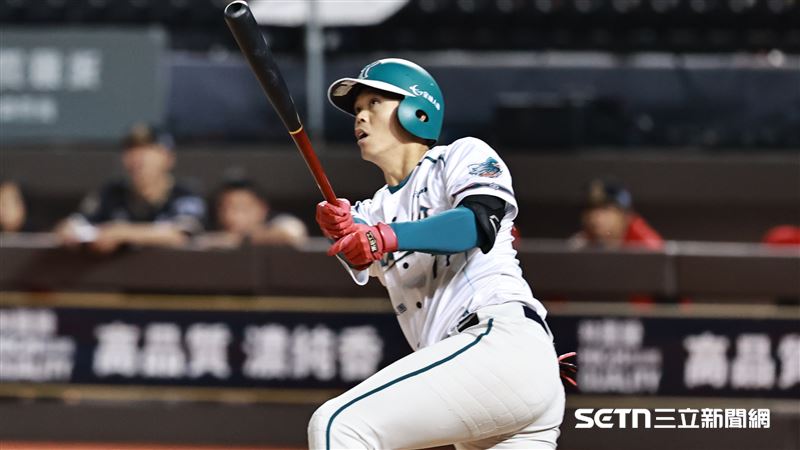林智勝引退系列賽G2，台鋼雄鷹指定打擊杜家明打出2分打點二壘安打。（圖／記者劉彥池攝影）