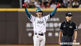 林智勝引退系列賽G2，台鋼雄鷹指定打擊杜家明打出2分打點二壘安打。（圖／記者劉彥池攝影）