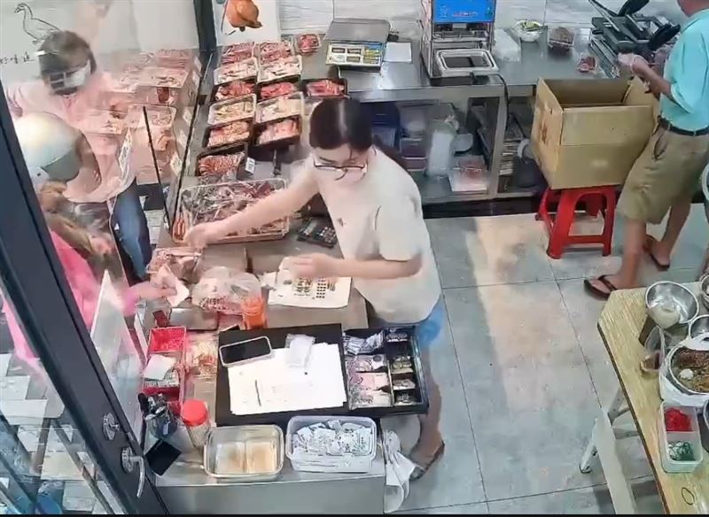 台南一間知名滷味店，日前遇到客人拿「500當1000」，堅持店家找錯錢。（圖／翻攝Threads＠chiming697）