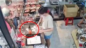 一名婦人從錢包中掏出一張500元鈔票付款。（圖／翻攝Threads＠chiming697）