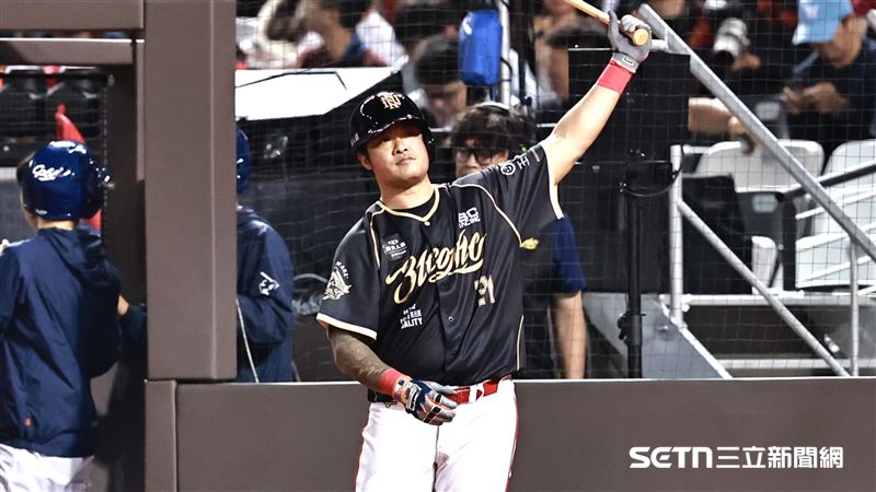 味全龍指定打擊林智勝選到保送。（圖／記者劉彥池攝影）