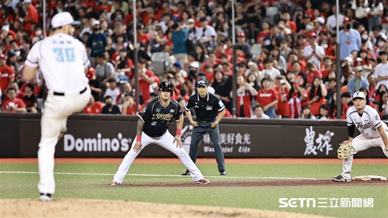 味全龍指定打擊林智勝第2打席選到保送上壘。（圖／記者劉彥池攝影）