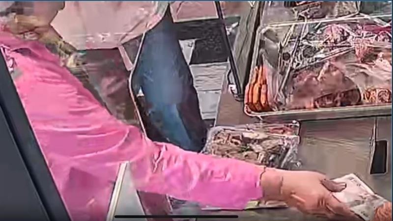 監視器清楚拍下婦人從錢包中掏出一張500元鈔票付款。（圖／翻攝Threads＠chiming697）