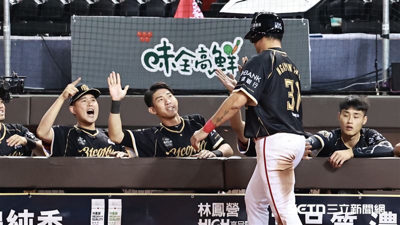 味全龍指定打擊林智勝靠李凱威安打跑回第1分。（圖／記者劉彥池攝影）