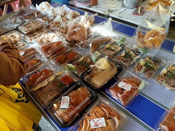 「基仔明燻之味」是台南在地20年兵仔市美食，專賣熟食雞鴨鵝滷味，有4.8顆星好評，網友大讚「燻茶鴨肉質嫩，灑上附上的胡椒鹽與檸檬汁，甘甜加微酸，真心推薦」。（圖／翻攝Google maps）