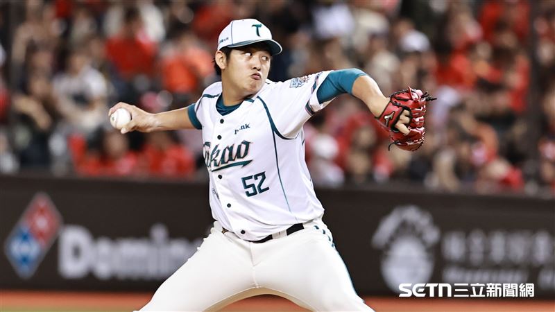 林智勝引退賽G2，台鋼雄鷹選秀「狀元」韋宏亮一軍生涯初登板。（圖／記者劉彥池攝影）