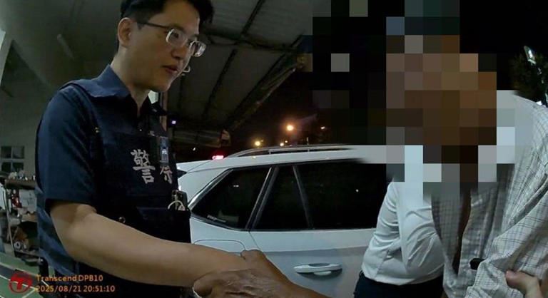 台中市神岡區1名82歲陳姓老翁迷航到彰化市，員警獲報連絡家屬平案將其帶返家中。（圖／翻攝畫面）