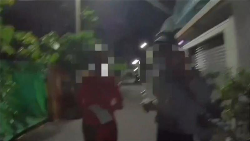 警方護送老翁回家，妻子出門迎接時透露，一大早帶著老伴到西區看診，結果一個不留神、老伴就不見蹤影，在外失聯長達15小時，所幸沒發生任何意外。（圖／翻攝畫面）