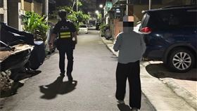 1名老翁深夜還在馬路徘徊，竟是為了要「接讀小學的兒子回家」，但孩子其實早已成年。（圖／翻攝畫面）