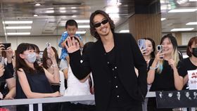 AKIRA來台參加《潮台北 J-pop Night》演唱會活動，機場有大批粉絲守候接機。（圖／記者鄭孟晃攝影）