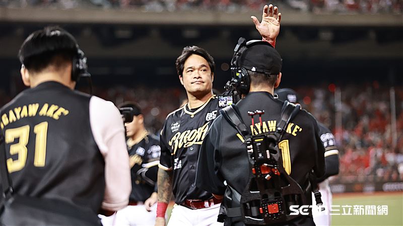 林智勝引退賽G2，味全龍指定打擊林智勝賽後和球迷致意。（圖／記者劉彥池攝影）