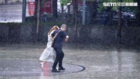 大雨,雨,下雨,雨天,降雨,天氣,氣象,路人。（圖／記者鄭孟晃攝影）