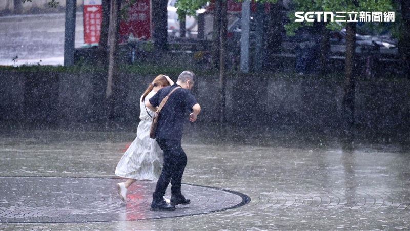 「天氣風險 WeatherRisk」今（7）天表示，偏南風帶來南方水氣移入，週二前午後易有大雷雨。（圖／記者鄭孟晃攝影）