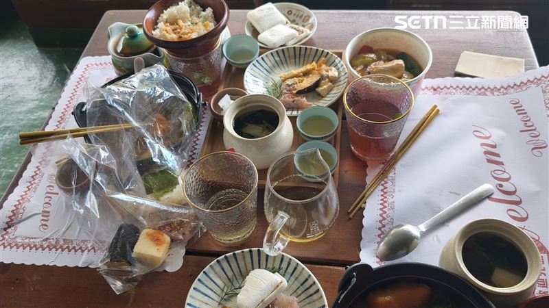 台東年邁三姊妹集體中毒,當時桌上的茶與食物也被衛生局採樣送驗。(圖/翻攝畫面)