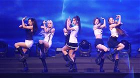 NMIXX第二個登台演出，讓現場粉絲尖叫不斷。（圖／記者鄭孟晃攝影）