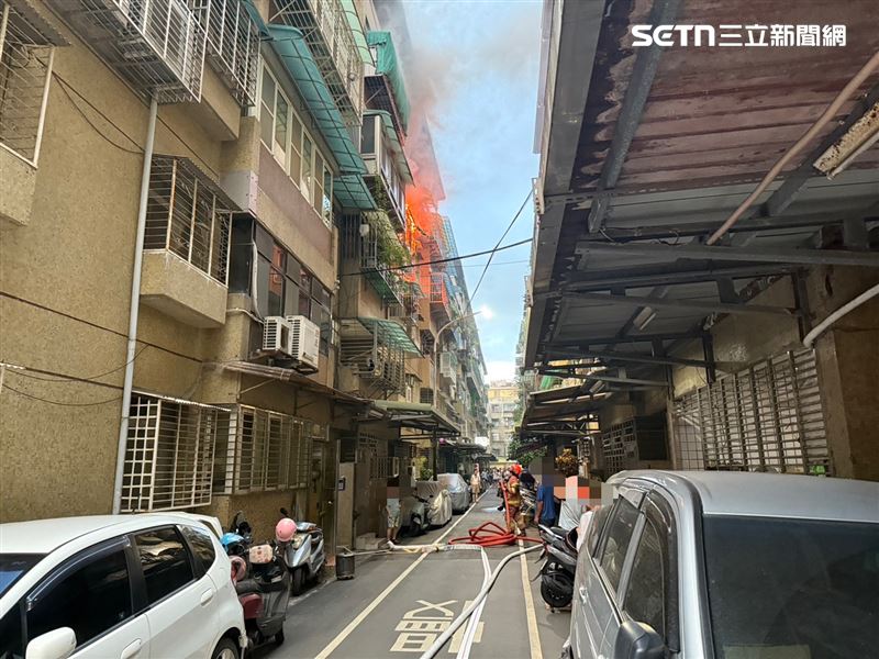 一名康姓男子被救出時，已無生命跡象，送醫宣告不治。（圖／翻攝畫面）