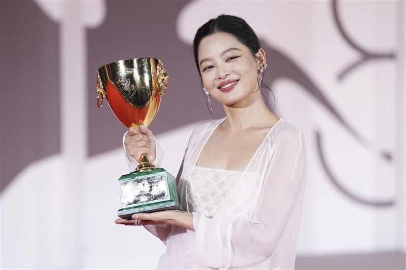 《如懿傳》嘉貴妃奪威尼斯影后，辛芷蕾成為繼鞏俐、葉德嫻後第三位威尼斯影展華人影后。（圖／美聯社／達志影像）