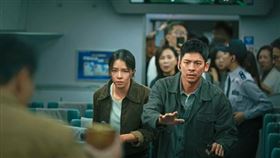 林柏宏（右）與宋芸樺（左）在《96分鐘》飾演夫妻，兩人一起處理炸彈危機。（華影國際提供）