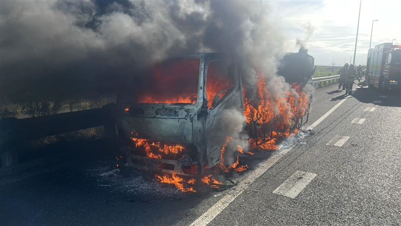 整輛小貨車陷入火海，消防局趕緊派員搶救。（圖／翻攝畫面）