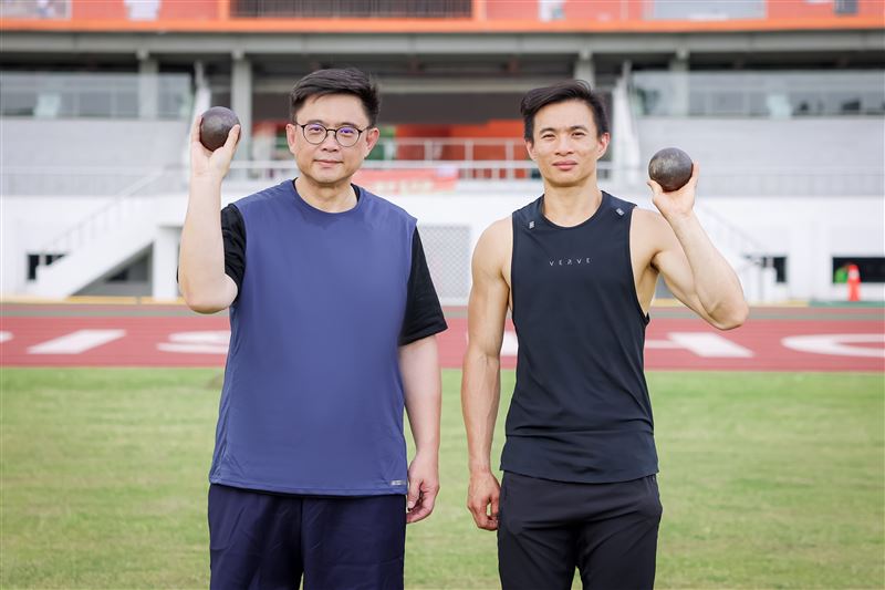 賴瑞隆邀高雄在地的自由體能訓練師王昱翔至運動場交流。（圖／賴瑞隆辦公室提供）
