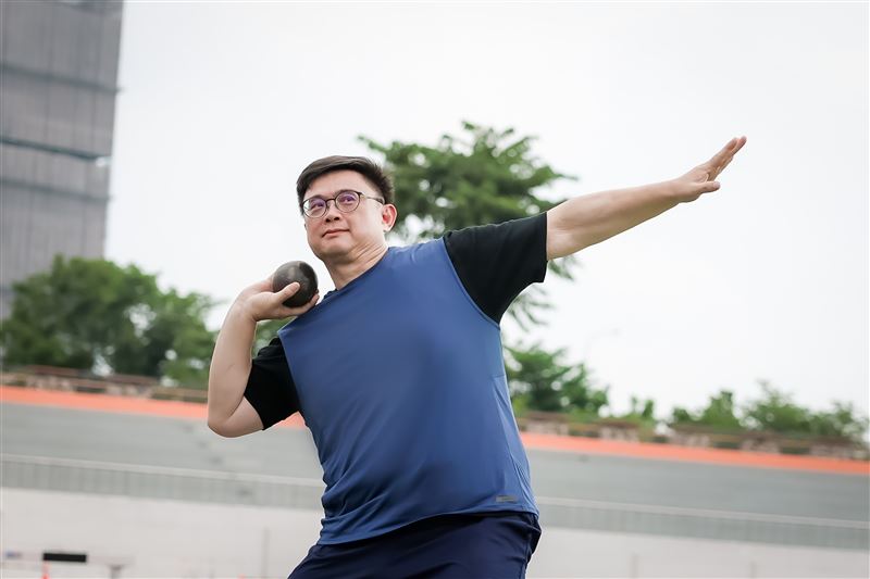 賴瑞隆回憶，從小是一位熱愛運動的「小胖子運動員」，國小時加入田徑隊，因體格壯碩而開始接觸鉛球，而後兩度拿下小學比賽冠軍。（圖／賴瑞隆辦公室提供）