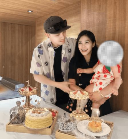 2023年楊晨熙（中）和建商男友（左）結婚，隔年喜迎女兒「小龍女」（右），婚姻生活幸福美滿。（圖／翻攝自楊晨熙IG）