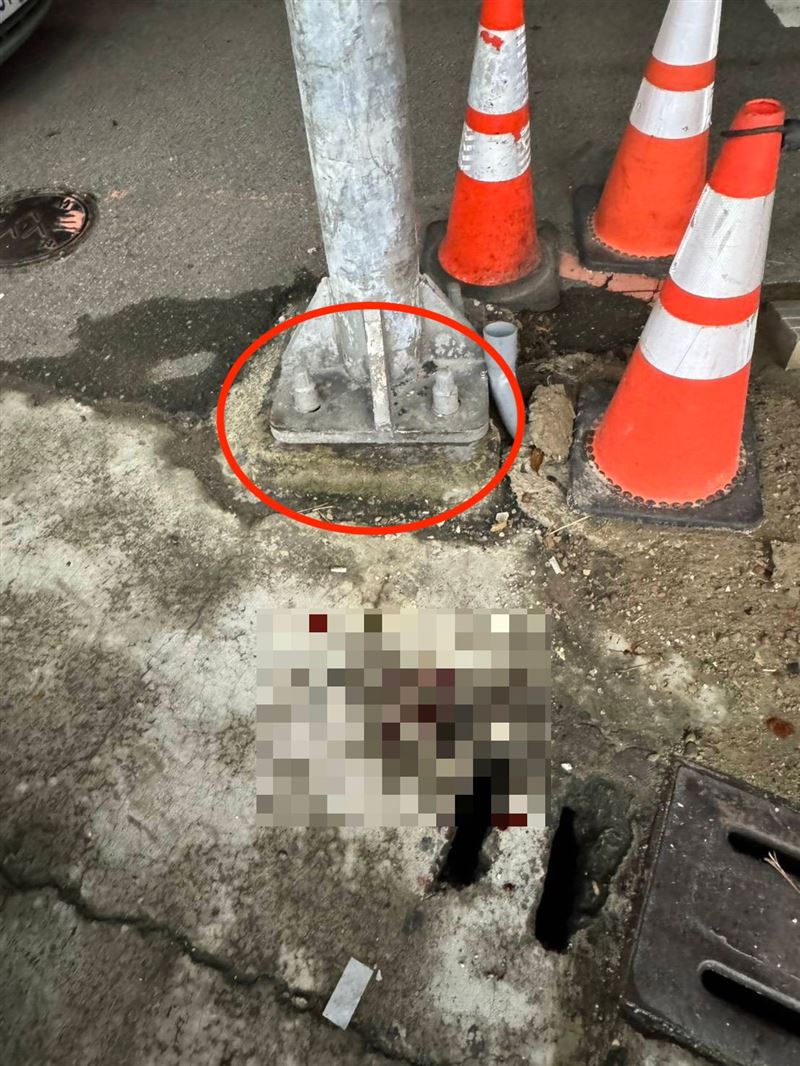 路邊「路燈基座螺栓」成隱形血滴子，苗栗婦撞上後頭破血流急送醫。（圖／翻攝畫面）