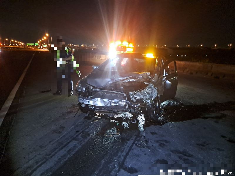 這起車禍造成4人受傷，其中李女被壓在車下，緊急送醫後目前還在開刀中。（圖／翻攝畫面）