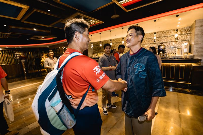 江宏恩（右）在慶功宴上和東園少棒總教練賴敏男相談甚歡。（圖／美福、台北市政府提供）