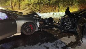 新北2車對撞全毀　2男女頭破、脾臟破送醫（圖／翻攝畫面）