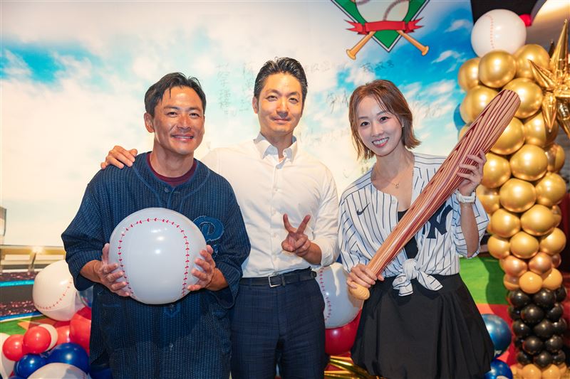 江宏恩（左起）、台北市長蔣萬安和夏語心一同參與東園少棒奪冠的慶功宴。（圖／美福、台北市政府提供）