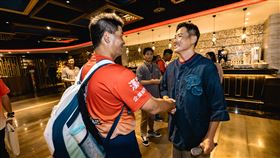 江宏恩（右）在慶功宴上和東園少棒總教練賴敏男相談甚歡。（圖／美福、台北市政府提供）