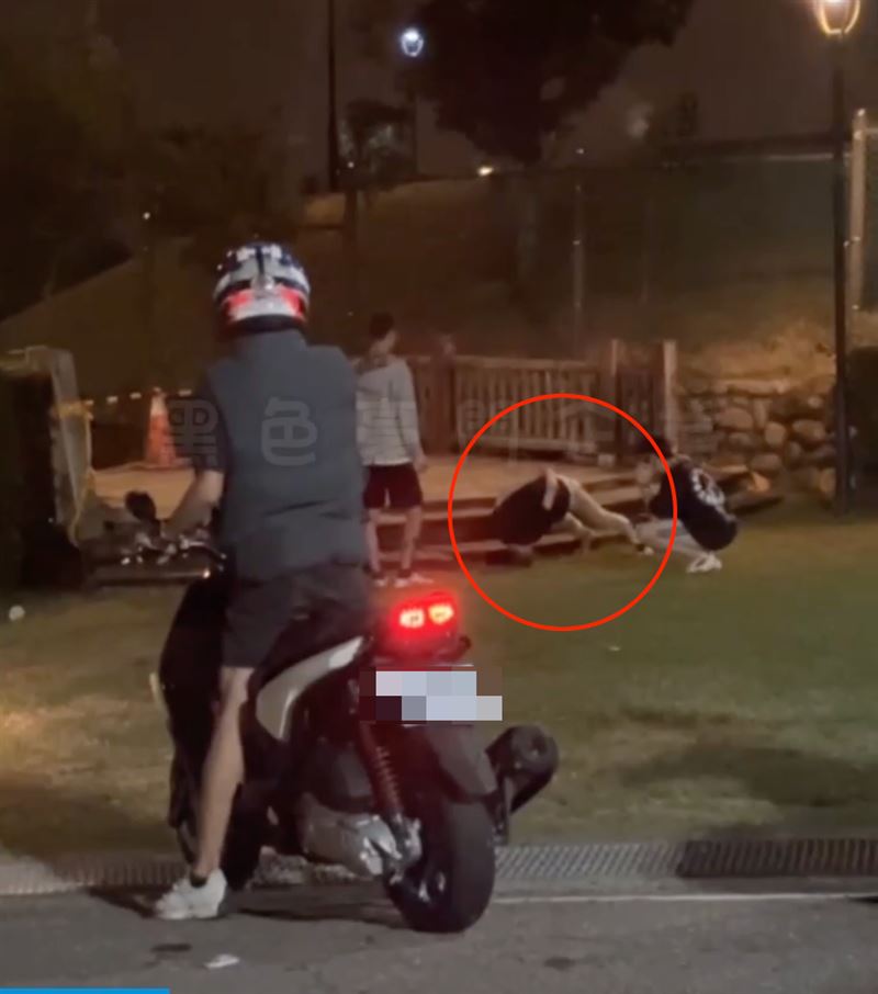 陳男與好友的女友一同出軌，因愧疚向好友下跪道歉。（圖／翻攝自黑色豪門企業）