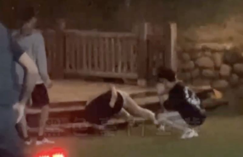 21歲陳男與好友女友出軌，戴好友綠帽後愧疚下跪道歉。（圖／翻攝自黑色豪門企業）