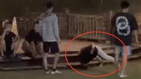 台中望高寮爆糾紛？21歲男戴好友綠帽　愧疚「終極下跪道歉」挽回友情