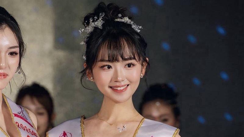 選美台上穿泳裝！24歲女星竟差點「見血」