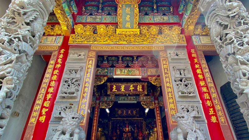 台南龍君殿狂撒6.5萬元　信徒嗨翻爽領錢