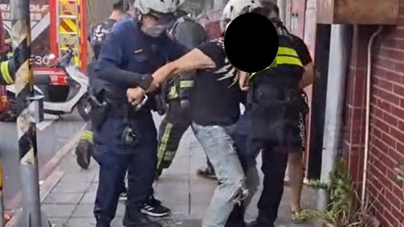 男子咆哮上門討債，亂噴滅火器被警方逮捕。（圖／翻攝黑色豪門）