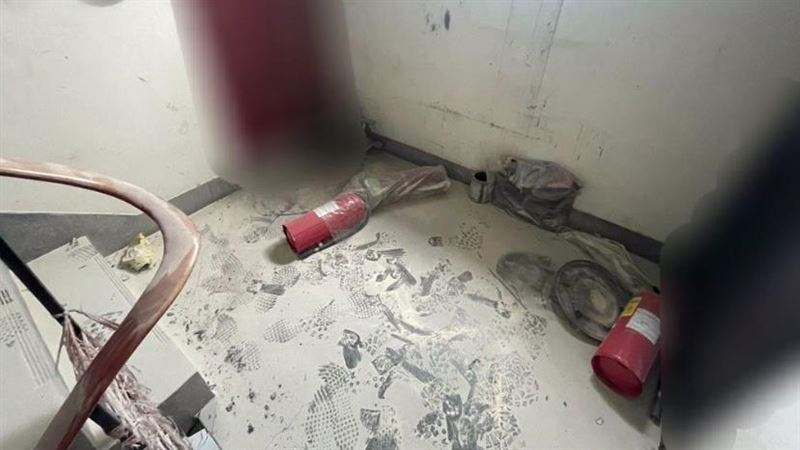 男子咆哮上門討債，亂噴滅火器被警方逮捕。（圖／翻攝畫面）