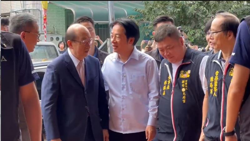 賴清德總統赴新竹市天后宮參拜，與民進黨立法院黨團總召柯建銘同框。（圖／翻攝畫面）