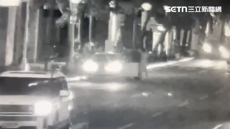 北市齊男等3人攔車動作過大，引發孟男等8人包圍Uber。（圖／翻攝畫面）