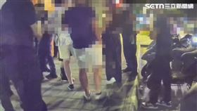 北市齊男等3人攔車動作過大，引發孟男等8人包圍Uber。（圖／翻攝畫面）